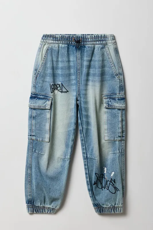 Jogger cargo en denim à imprimé graffiti pour garçons sold by Urban Planet