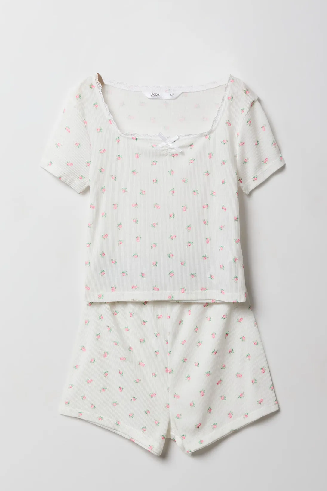 Ensemble pyjama avec haut à pois à liséré de dentelle et short sold by Urban Planet