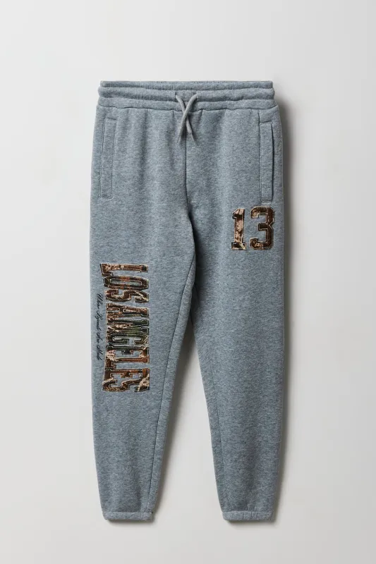 Jogger en molleton avec empiècement à imprimé LA et motif camouflage pour enfant sold by Urban Planet
