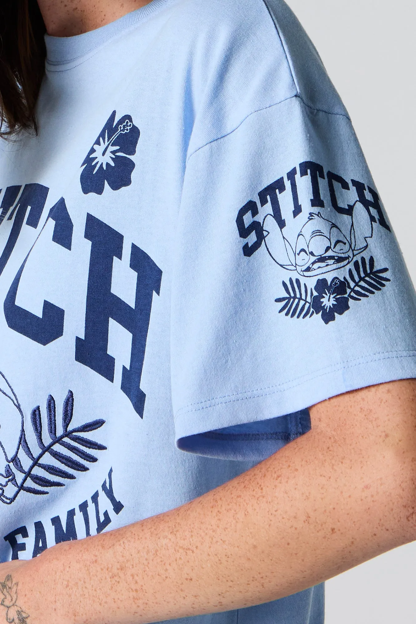 T-shirt coupe garçonne à imprimé Stitch Ohana Means Family sold by Urban Planet product image thumbnail 4