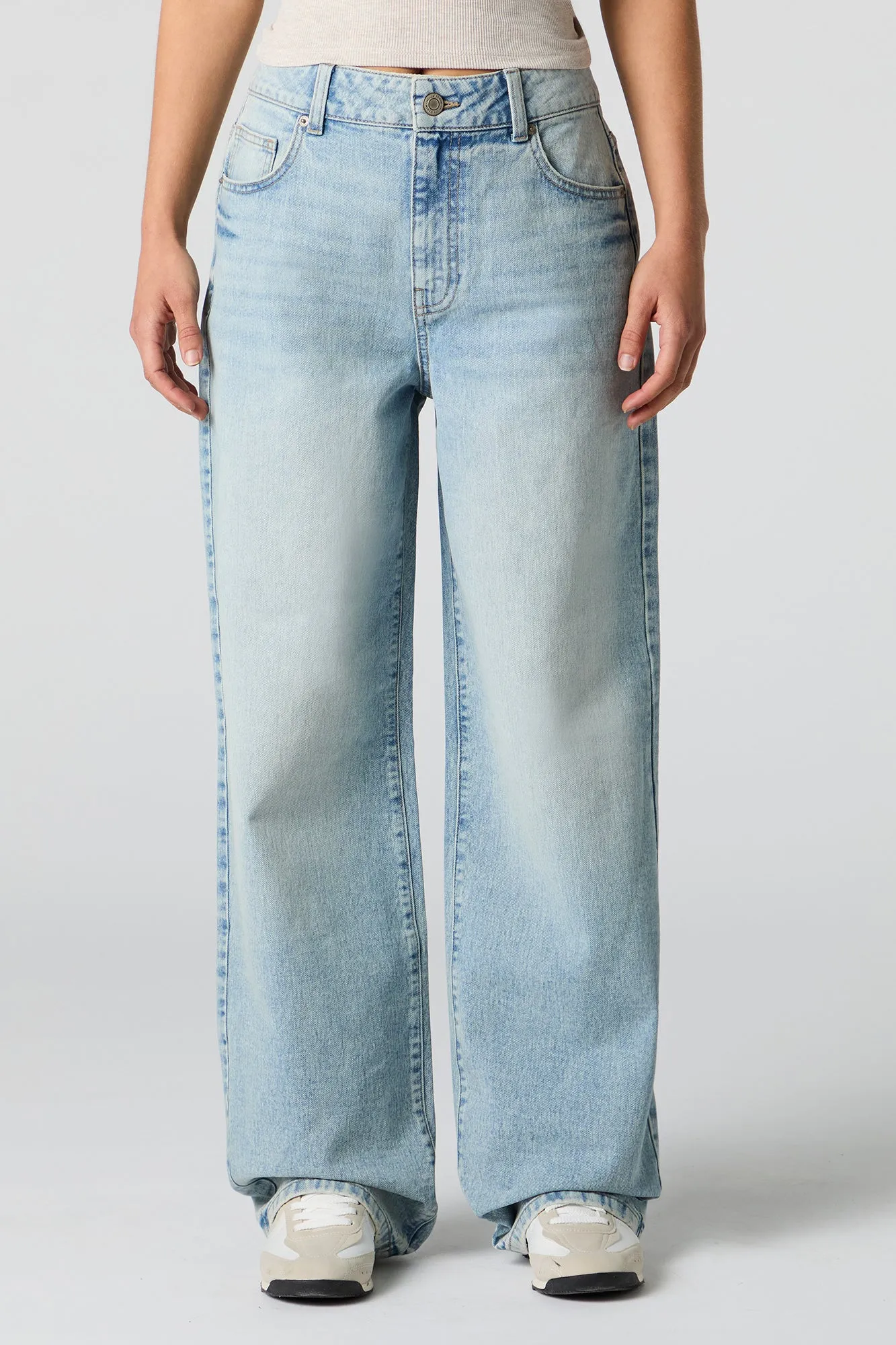 Jean à jambe large et taille haute délavé pâle sold by Urban Planet product image thumbnail 2