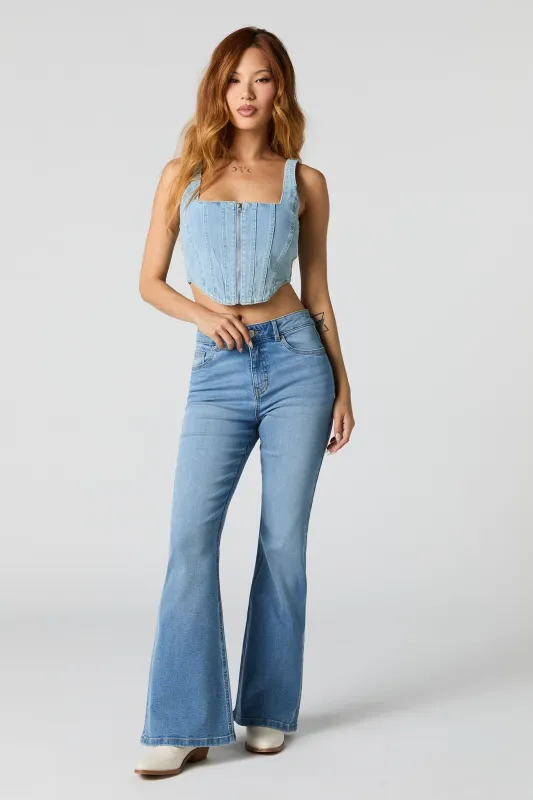 Jean extensible à taille haute et jambe évasée lavé pâle sold by Urban Planet