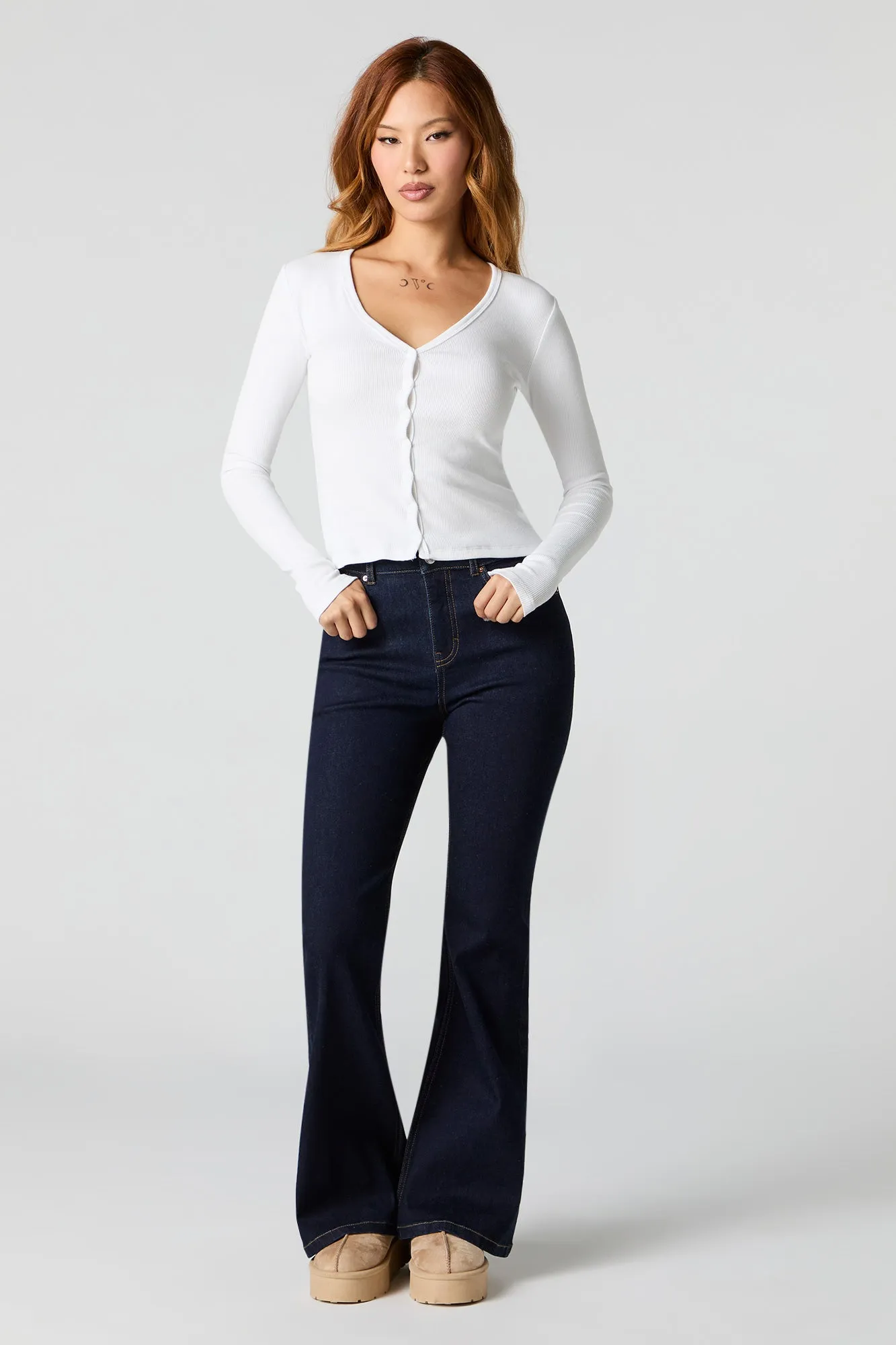 Jean extensible à taille haute et jambe évasée lavé foncé sold by Urban Planet