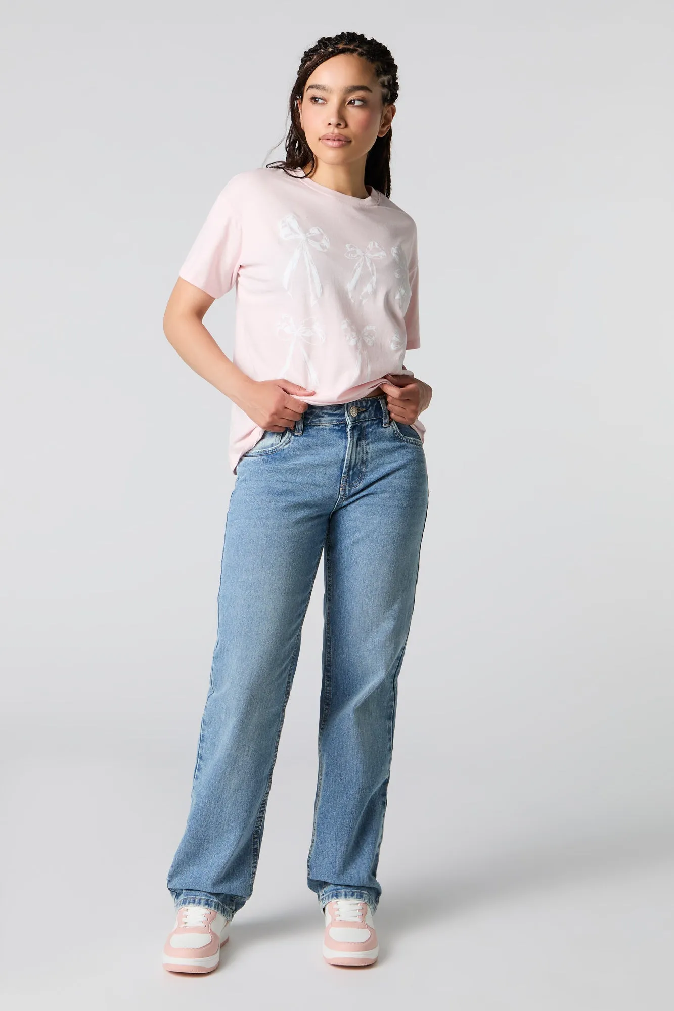 Jean mi-taille à jambe droite sold by Urban Planet