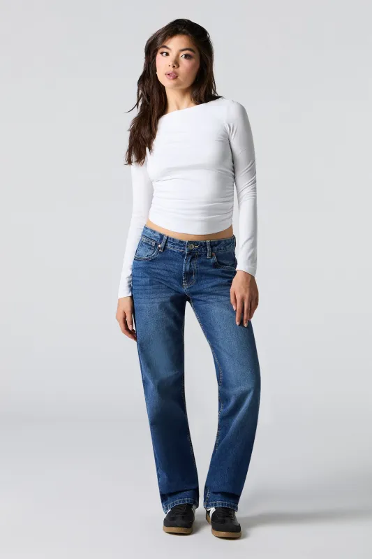 Jean rigide à taille basse et jambe droite lavé foncé sold by Urban Planet