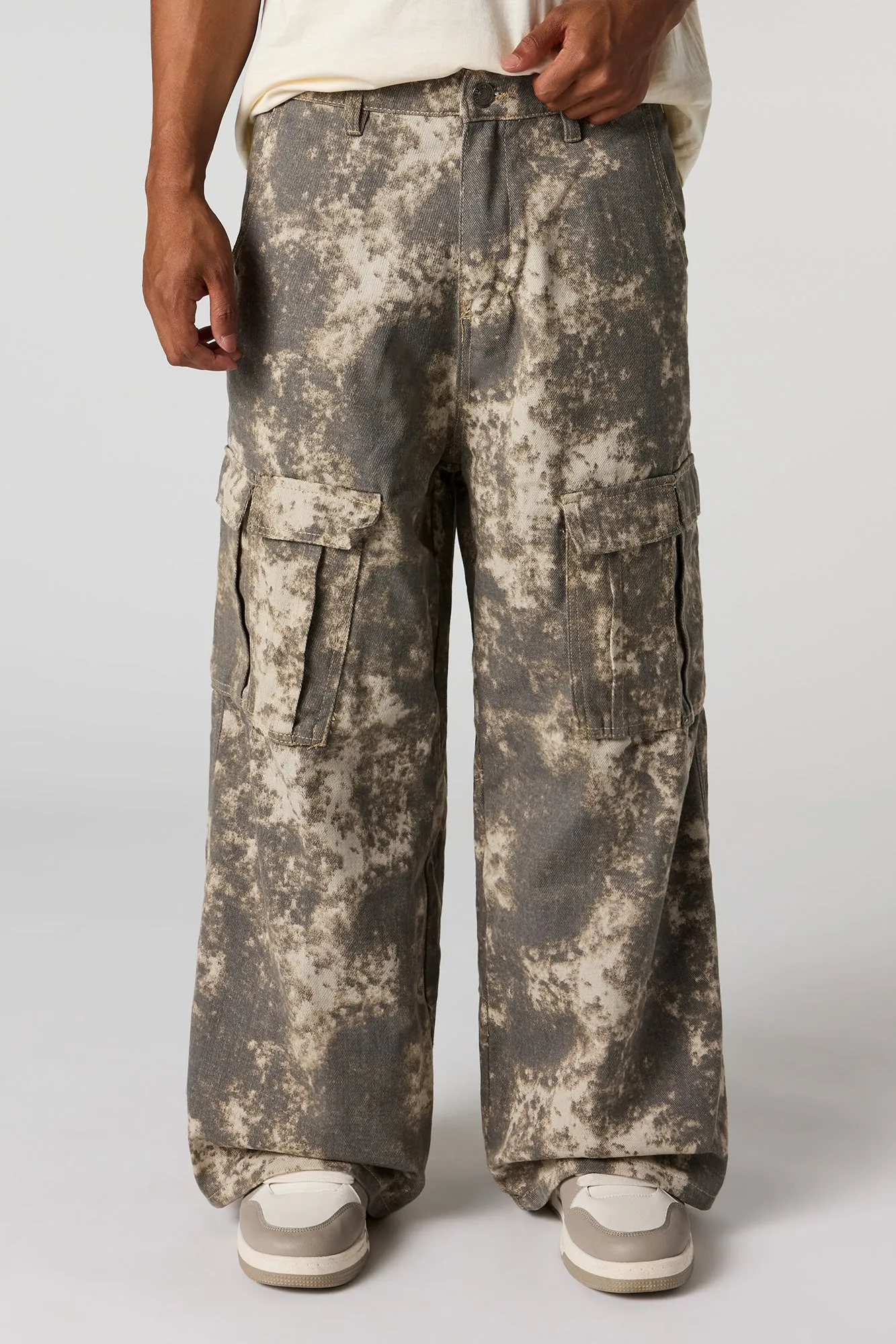 Pantalon cargo à jambe large avec motif camouflage sold by Urban Planet