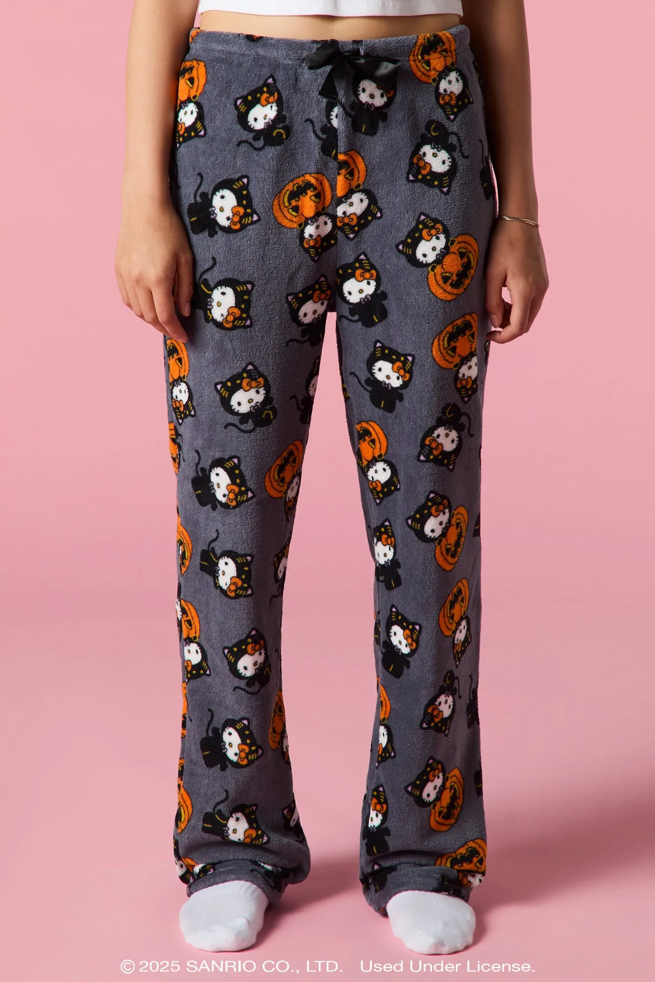 Pantalon de pyjama en peluche à imprimé Hello Kitty® Halloween sold by Urban Planet product image thumbnail 2