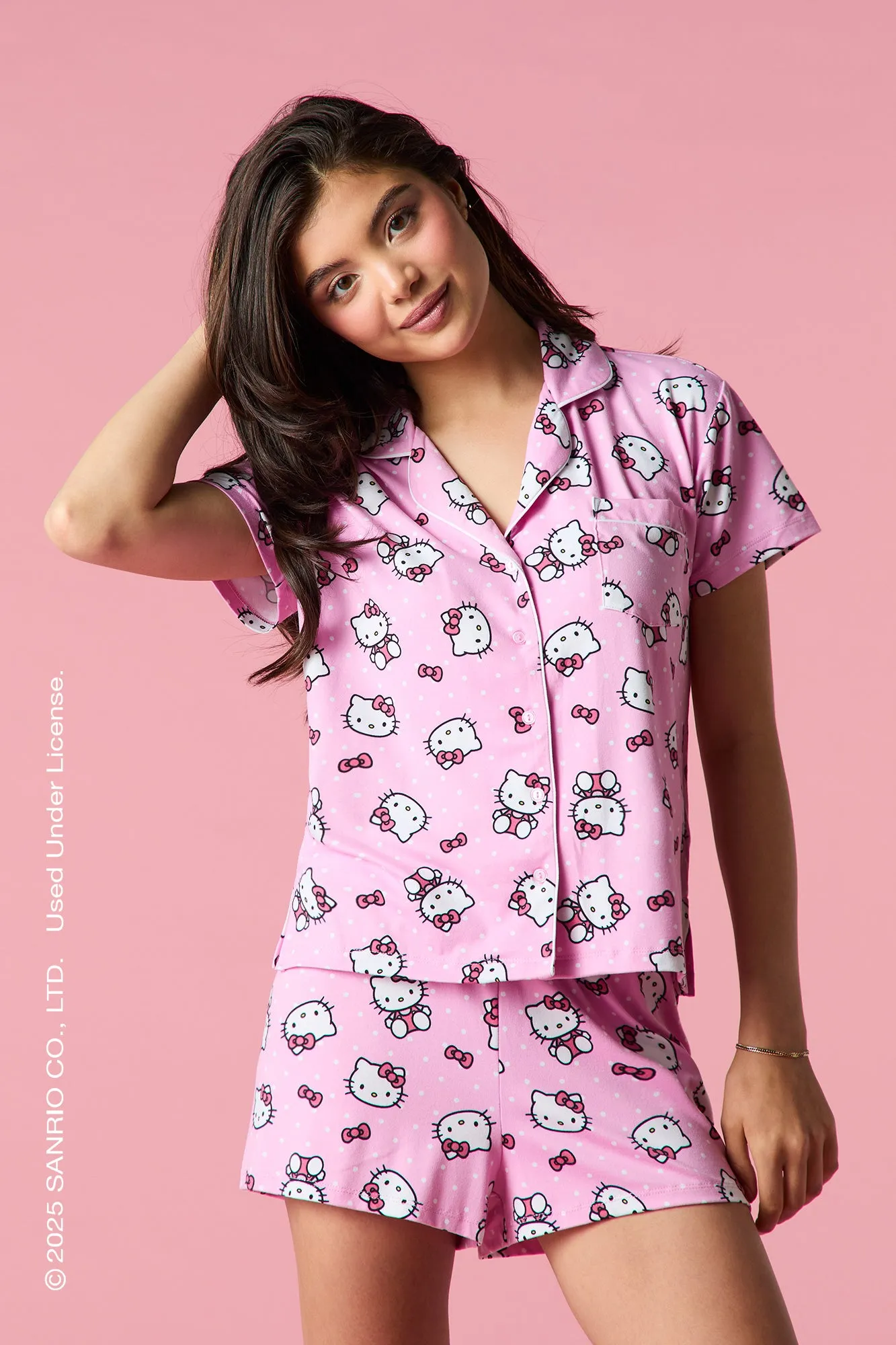 Ensemble pyjama avec haut boutonné et short à imprimé Hello Kitty® sold by Urban Planet