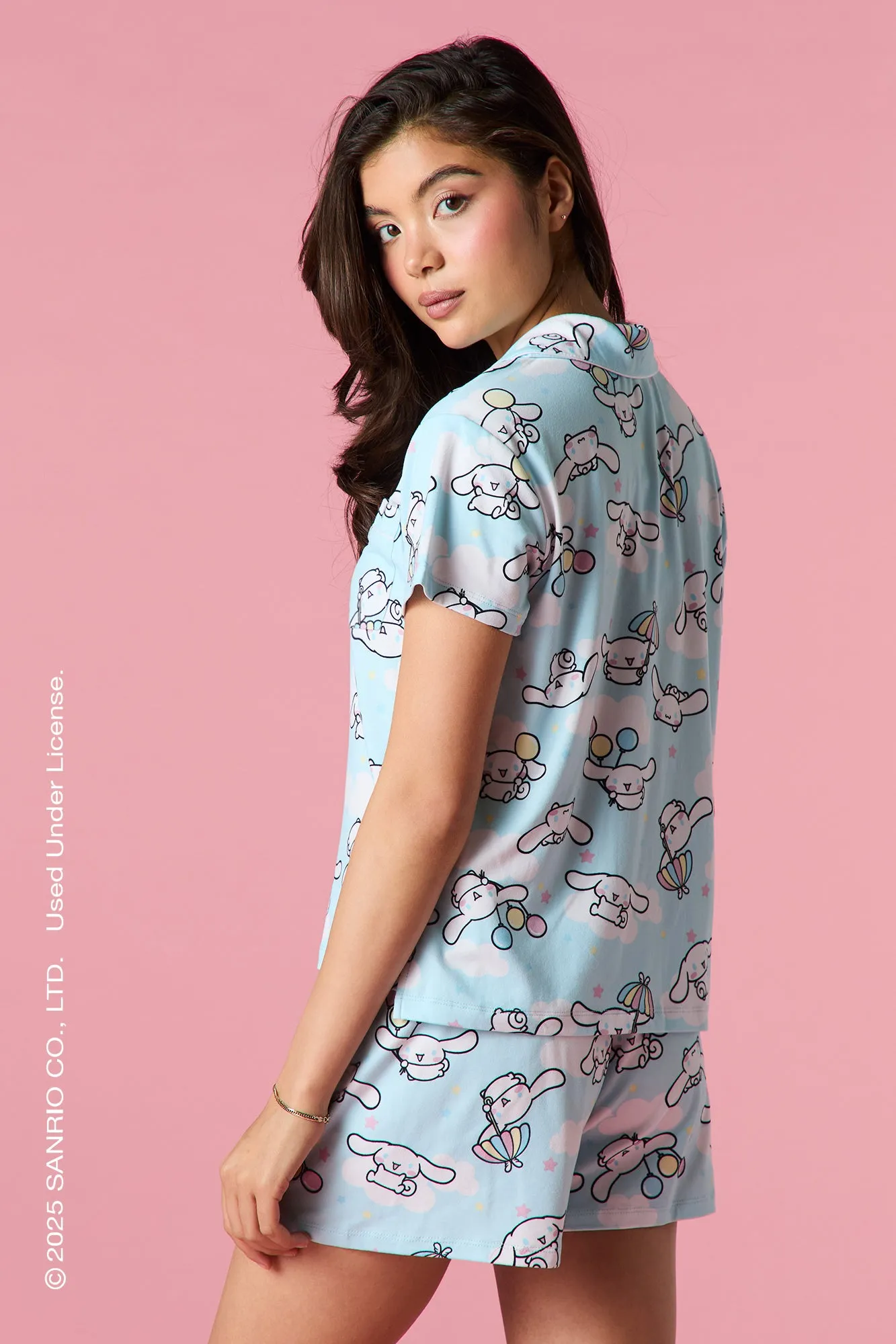 Ensemble pyjama avec haut boutonné et short à imprimé Cinnamoroll sold by Urban Planet product image thumbnail 2