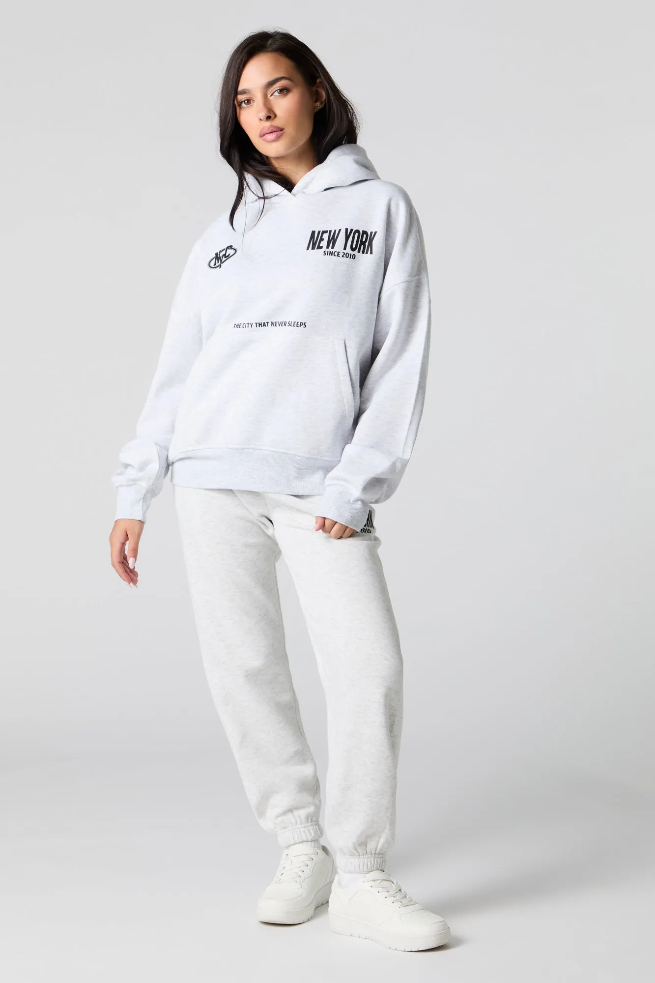 Jogger en molleton classique à broderie City sold by Urban Planet