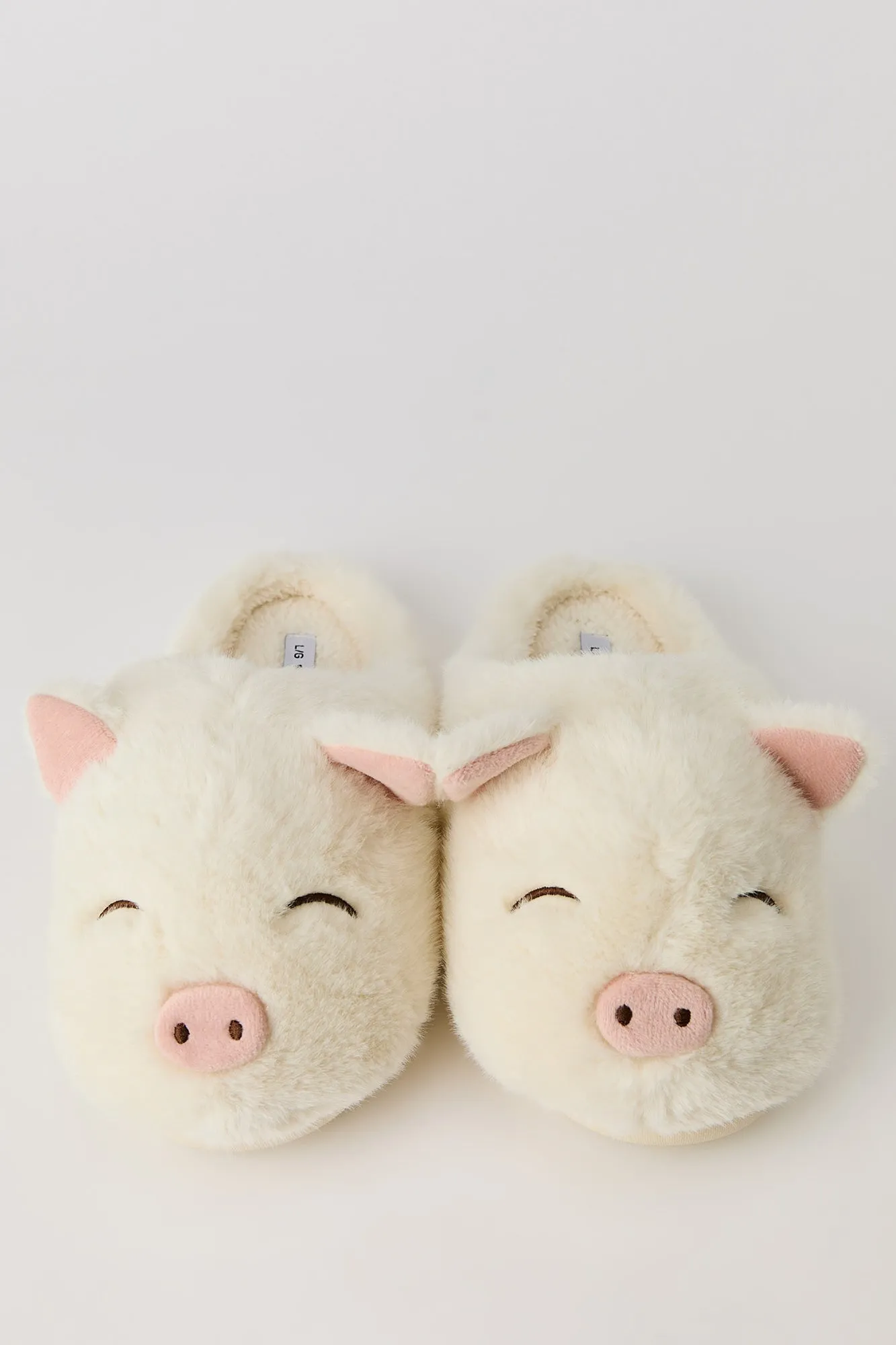 Pantoufles en peluche cochon sold by Urban Planet
