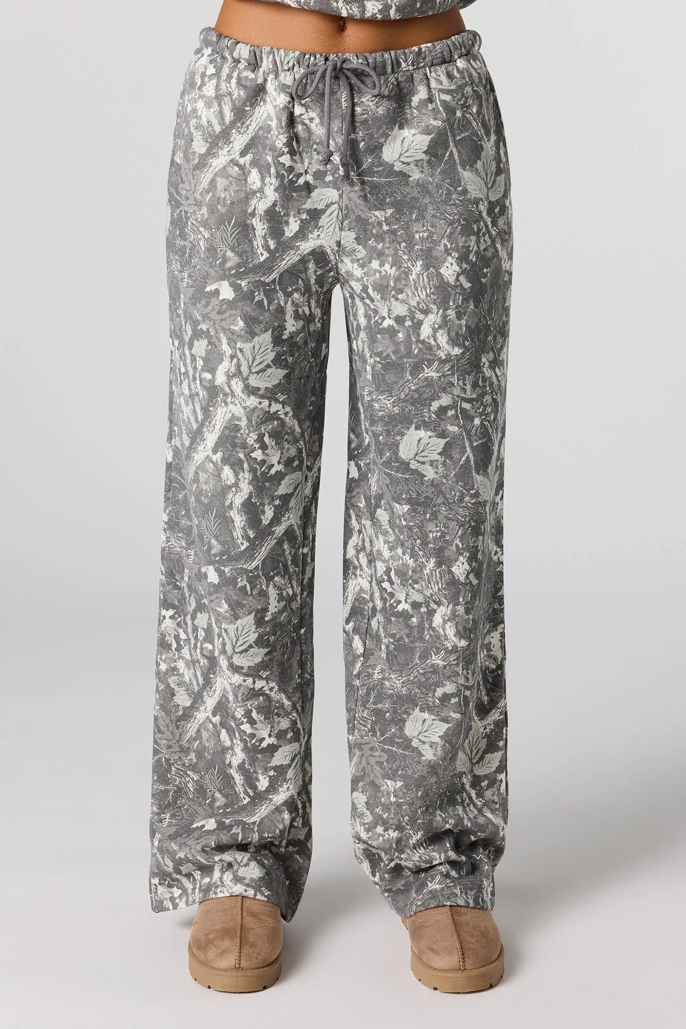 Pantalon d'entraînement à jambe large en molleton avec motif camouflage sold by Urban Planet product image thumbnail 2