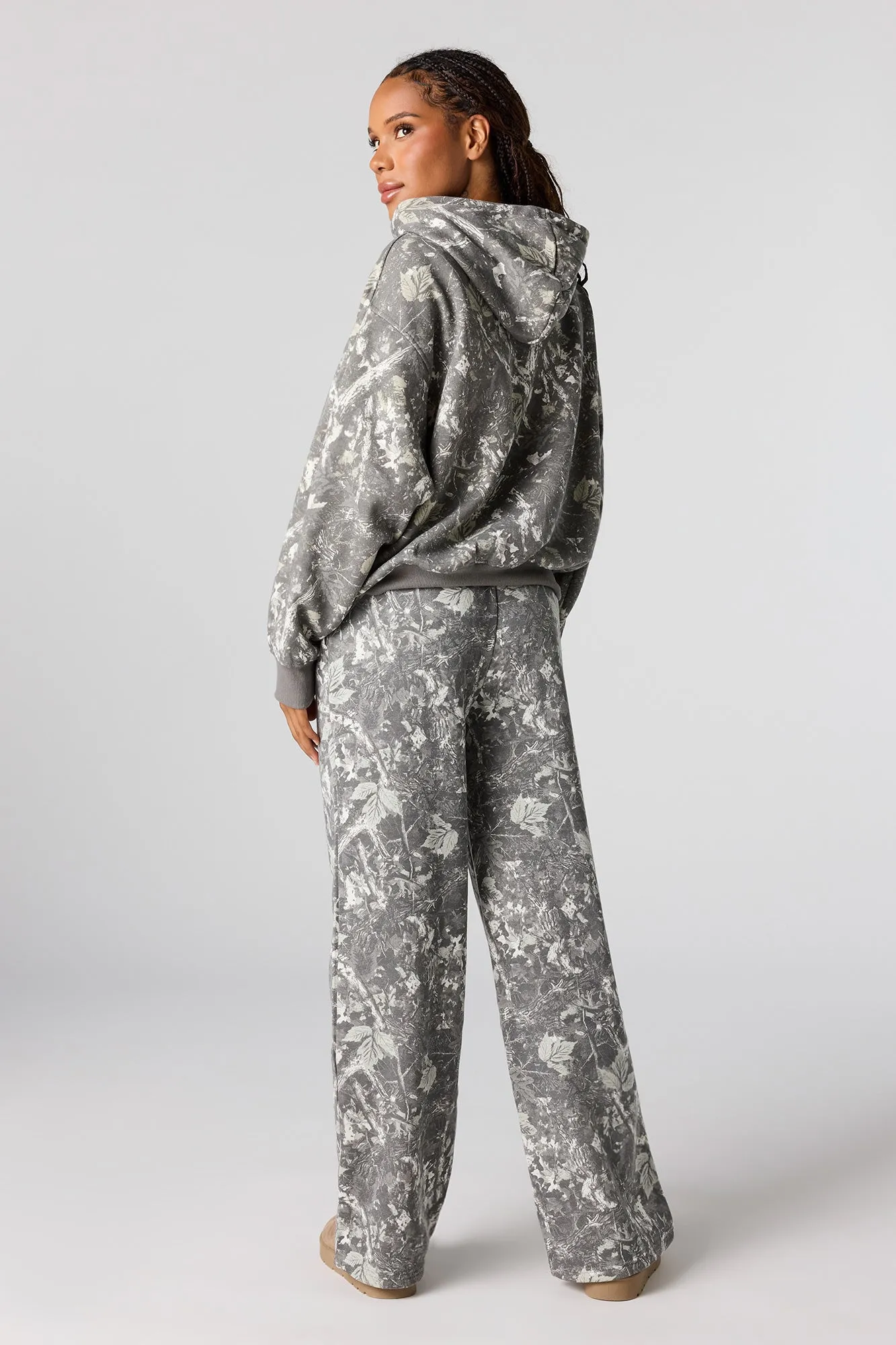 Pantalon d'entraînement à jambe large en molleton avec motif camouflage sold by Urban Planet product image thumbnail 3