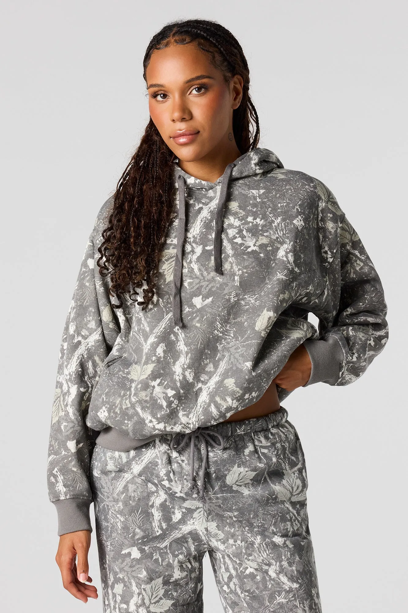 Haut carré à capuchon en molleton avec motif camouflage sold by Urban Planet