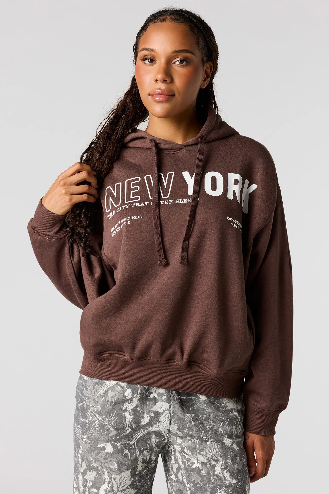 Haut carré à capuchon en molleton avec imprimé NY HD sold by Urban Planet