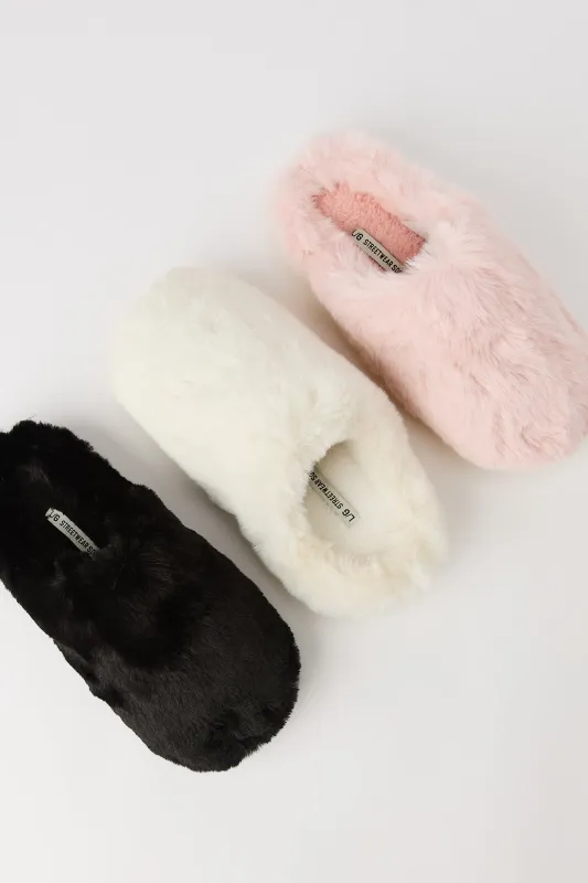 Pantoufles en similifourrure sold by Urban Planet