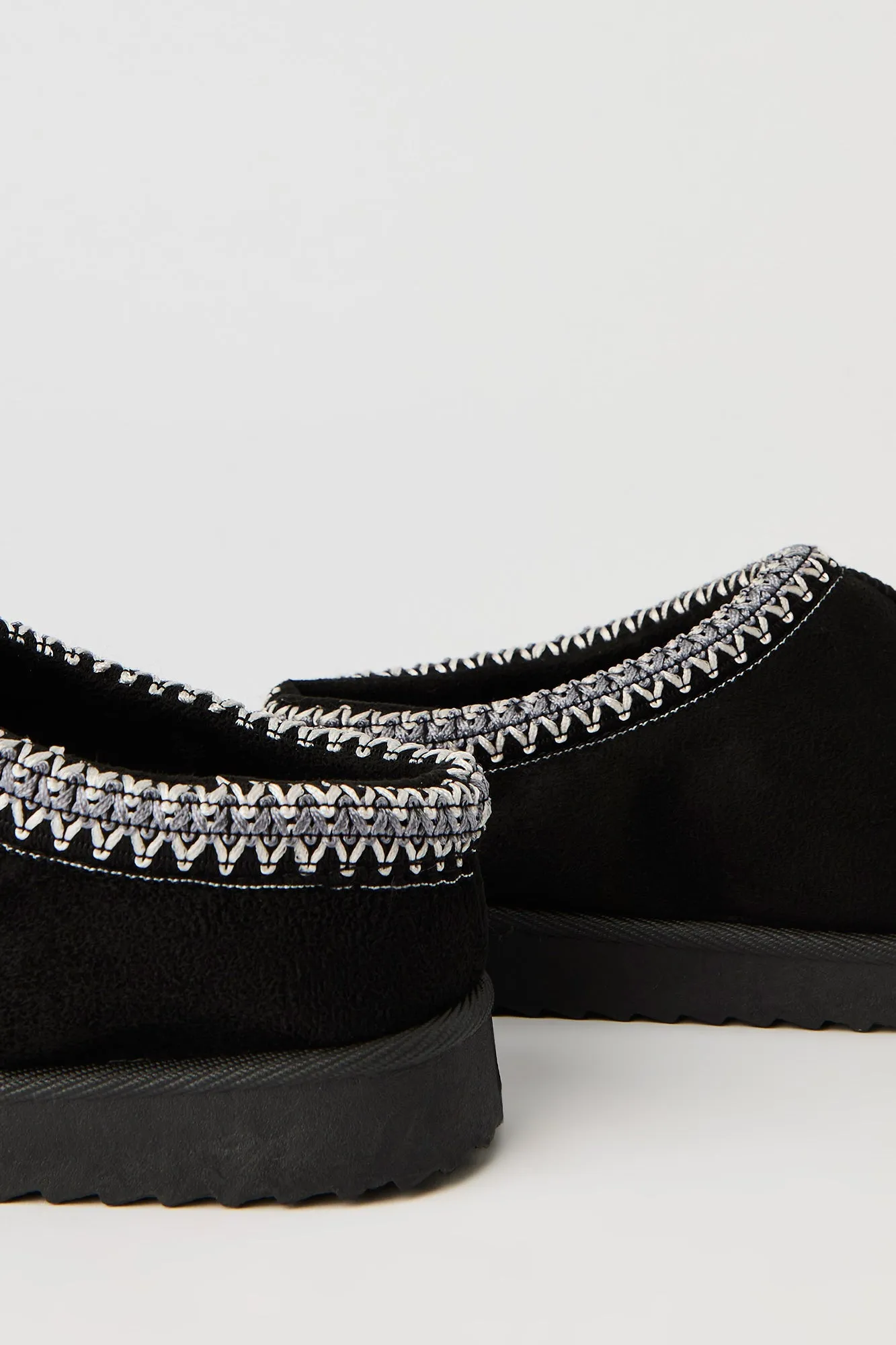 Pantoufles-bottillons brodés en similisuède pour enfant sold by Urban Planet product image thumbnail 5