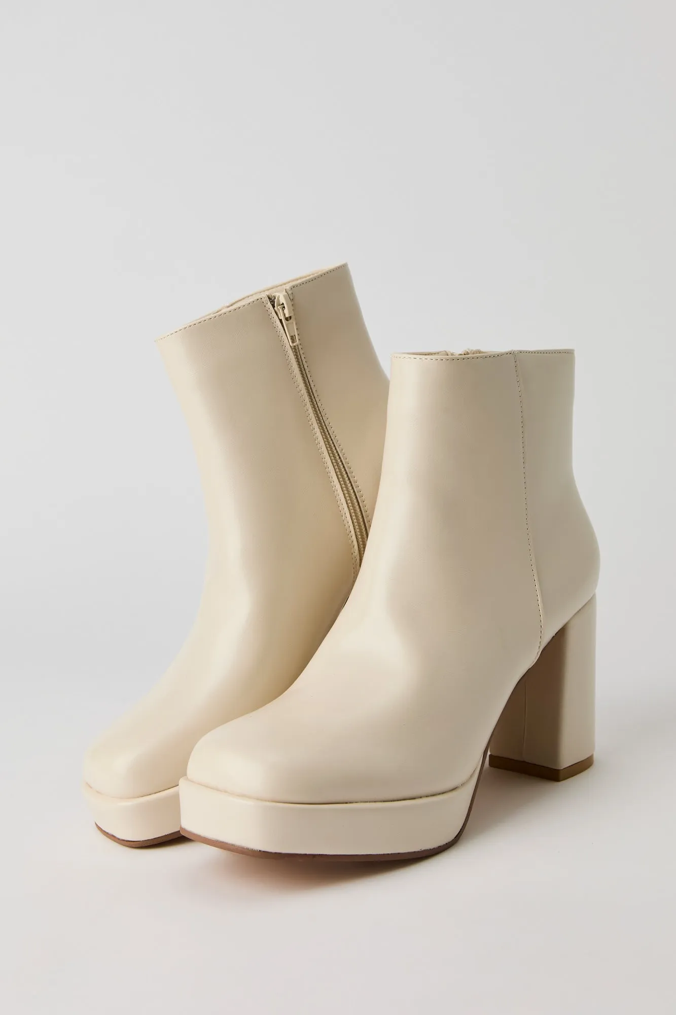 Bottillons à semelle plateforme en similicuir sold by Urban Planet