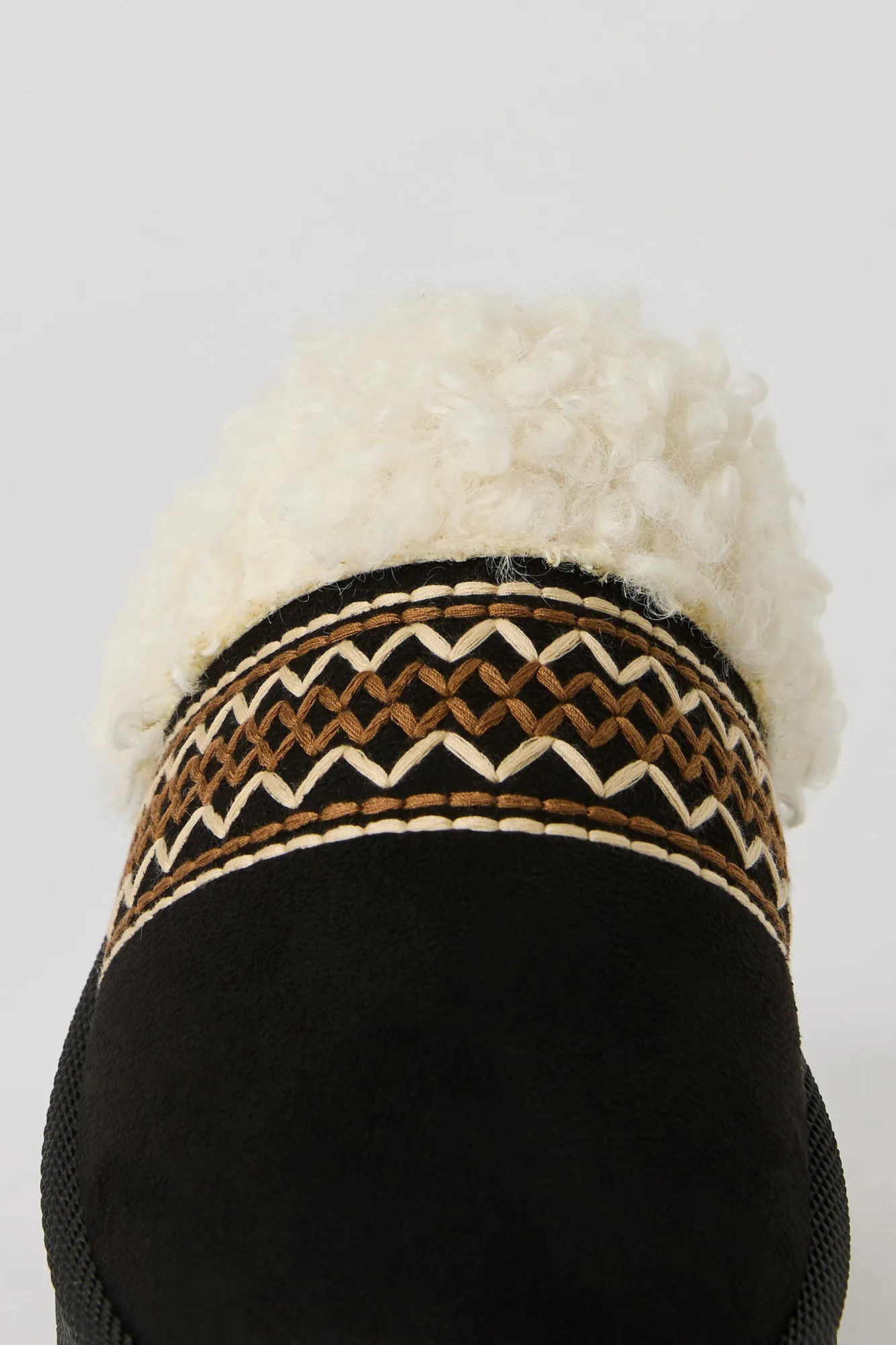 Pantoufles-bottillons brodés avec bord en similifourrure sold by Urban Planet product image thumbnail 5