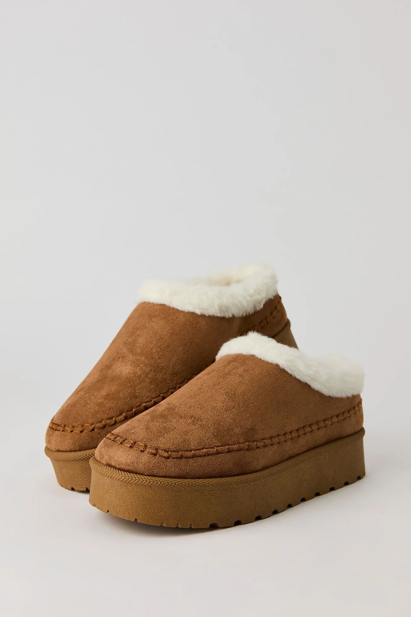 Bottillons à semelles plateforme avec revers en similifourrure sold by Urban Planet