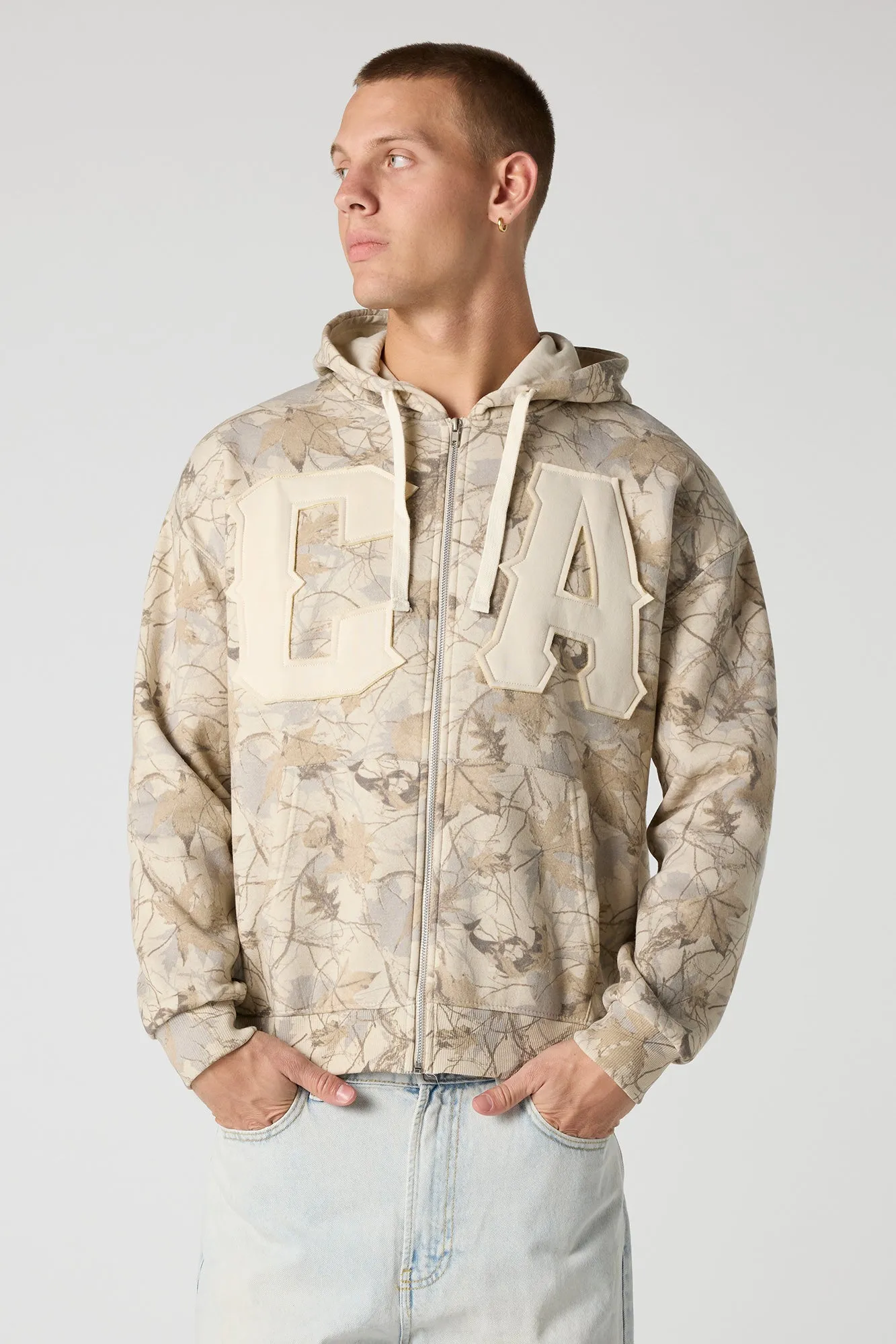 Haut à capuchon avec empiècement CA, motif camouflage et fermeture à glissière sold by Urban Planet