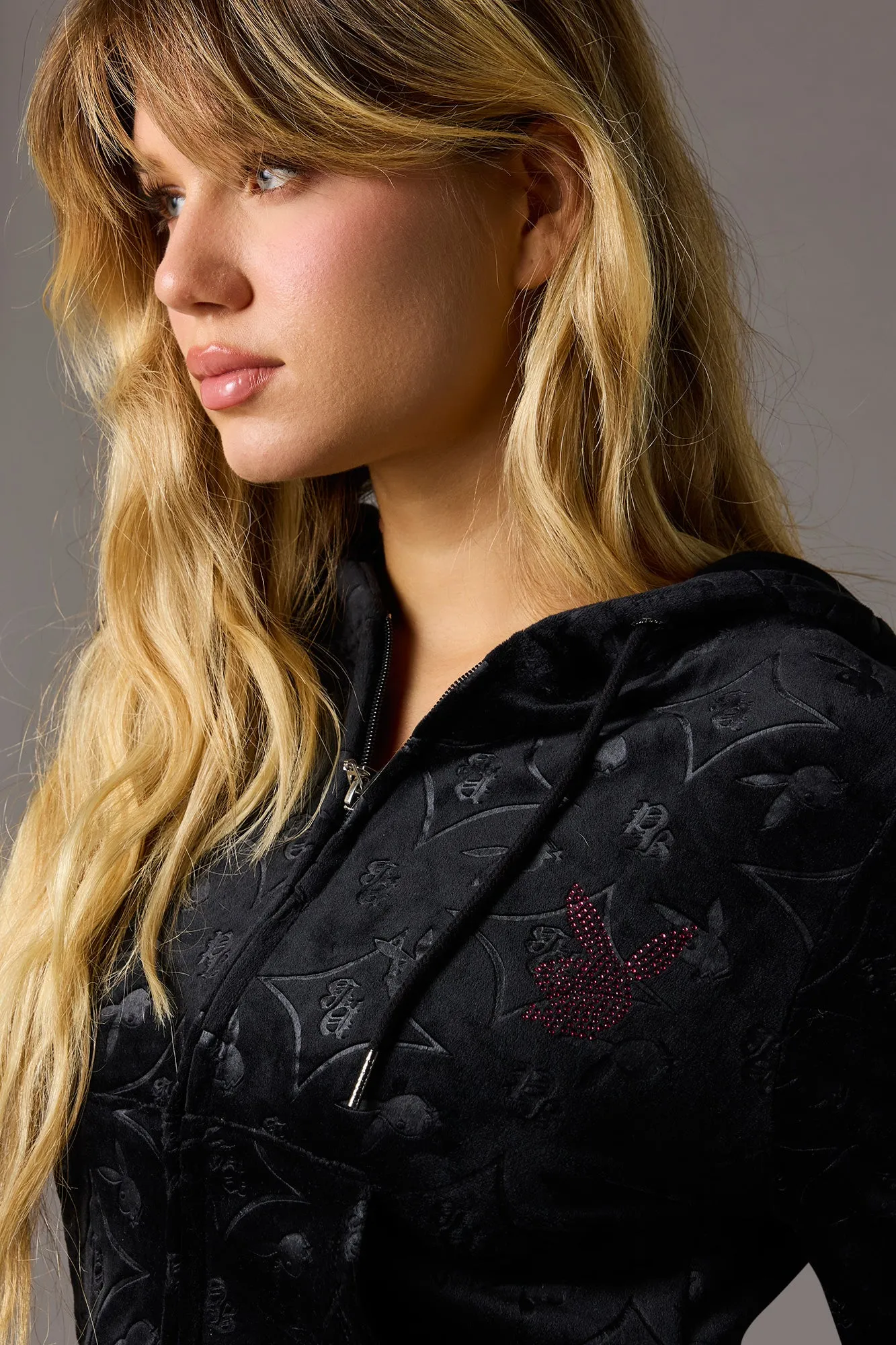 Haut en velours avec motif Playboy embossé orné de pierres du Rhin et fermeture à glissière sold by Urban Planet product image thumbnail 5