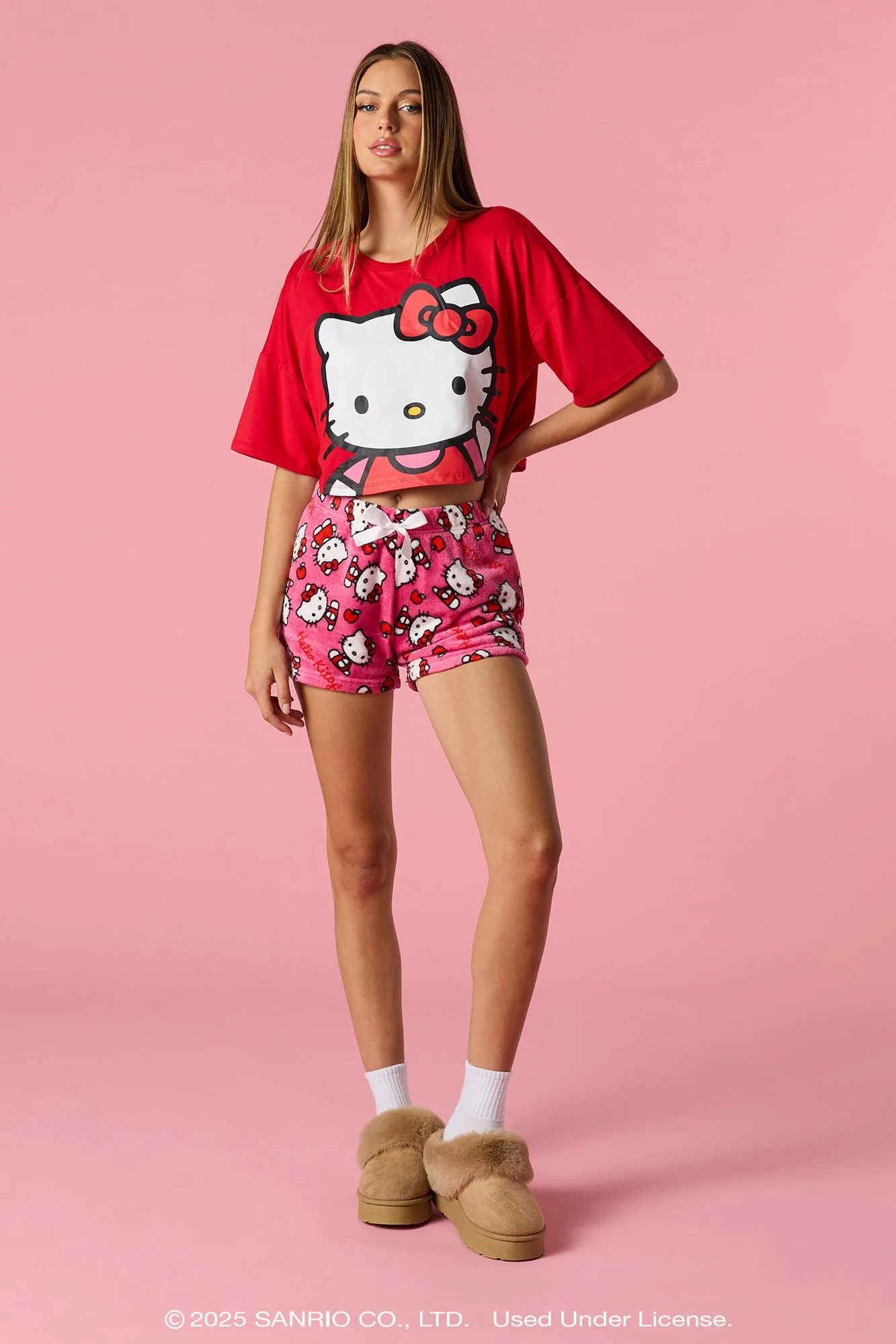 Ensemble pyjama avec t-shirt et short à imprimé Hello Kitty® sold by Urban Planet product image thumbnail 3