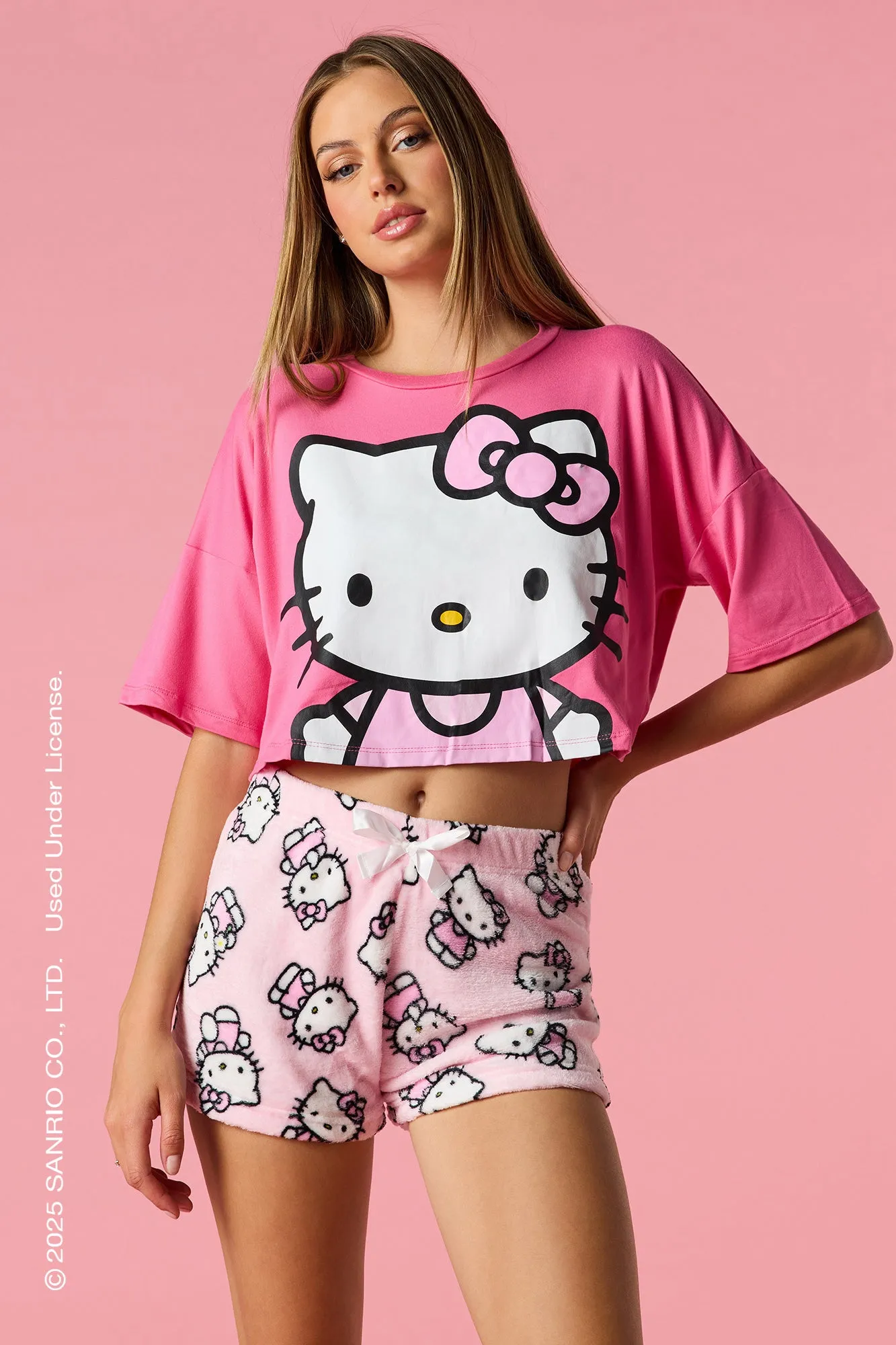 Ensemble pyjama avec t-shirt et short à imprimé Hello Kitty® sold by Urban Planet product image thumbnail 4