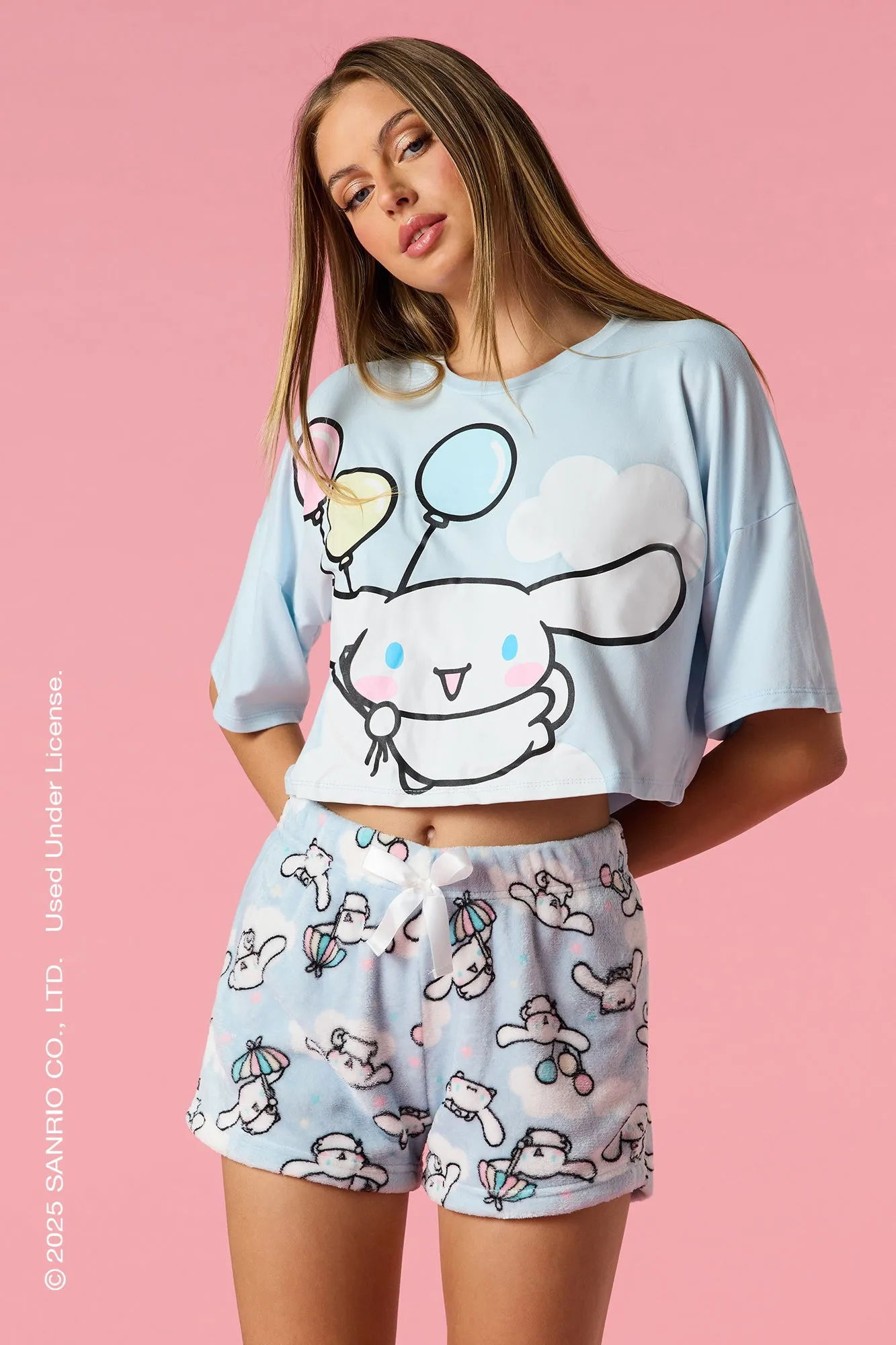 Ensemble pyjama avec t-shirt et short à imprimé Cinnamoroll sold by Urban Planet