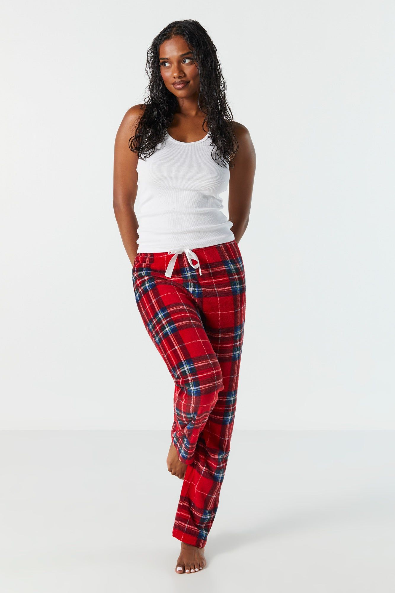 Pantalon de pyjama en peluche à carreaux rouges sold by Urban Planet