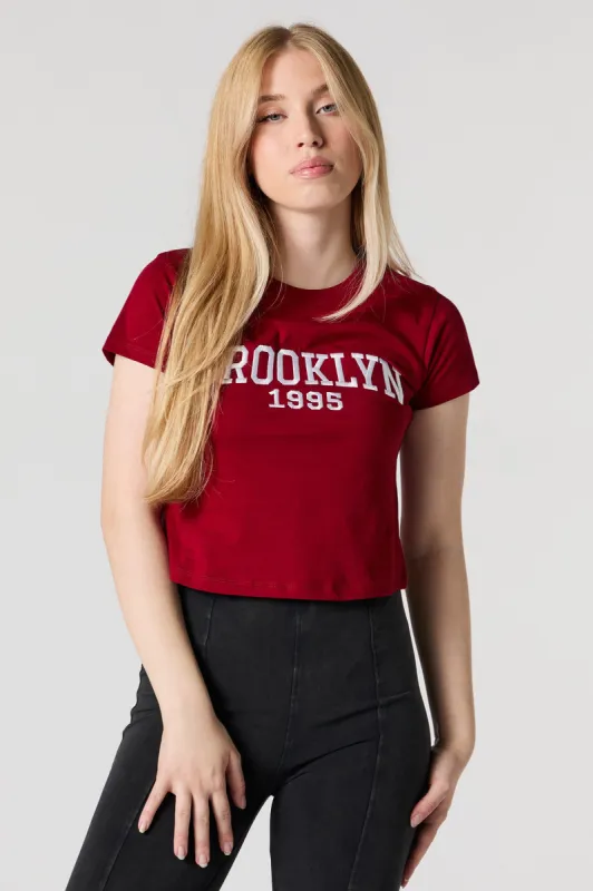 T-shirt ultracourt avec motif brodé Brooklyn sold by Urban Planet