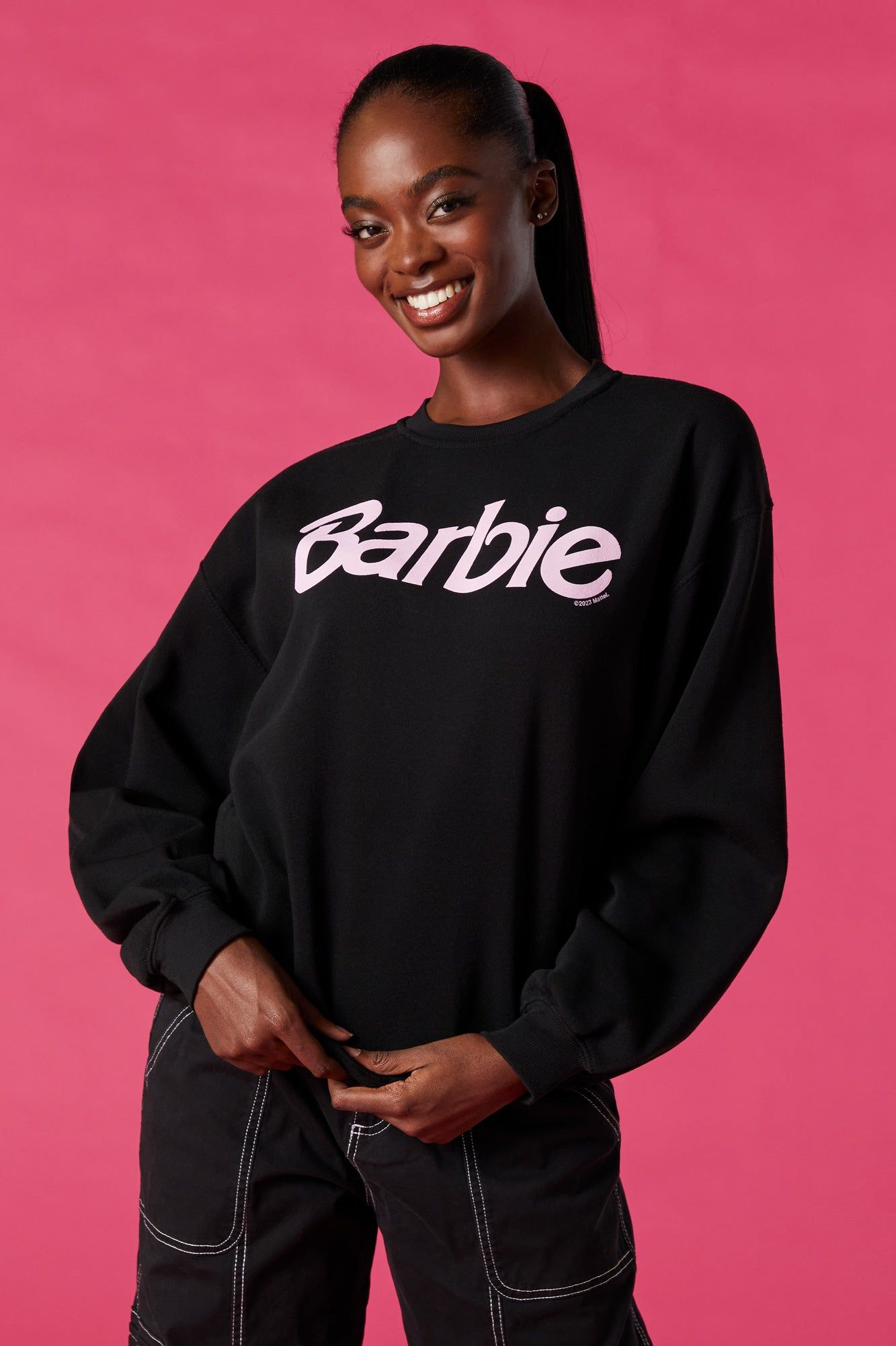 Chandail en molleton noir à imprimé Barbie™ sold by Urban Planet