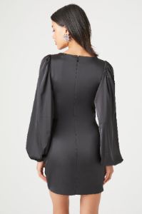 Minirobe en satin à manches longues sold by Urban Planet
