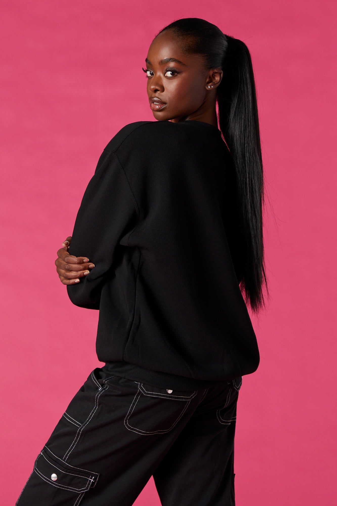 Chandail en molleton noir à imprimé Barbie™ sold by Urban Planet product image thumbnail 2