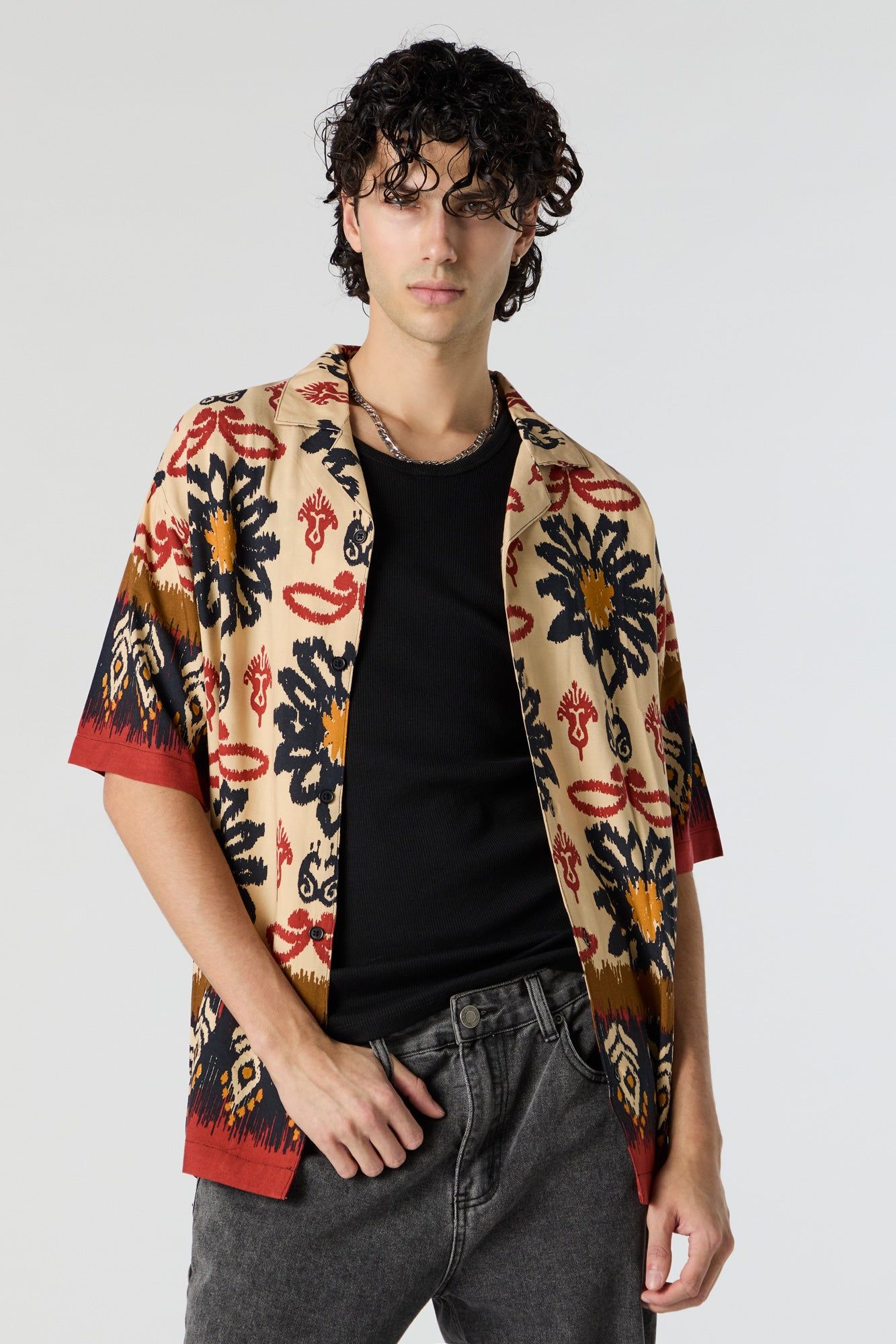 Haut boutonné avec motif fleuri sold by Urban Planet