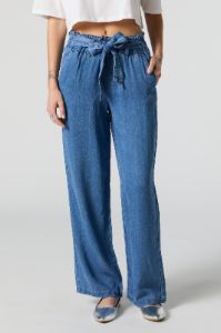 Jean à taille cintrée en denim délavé pâle sold by Urban Planet