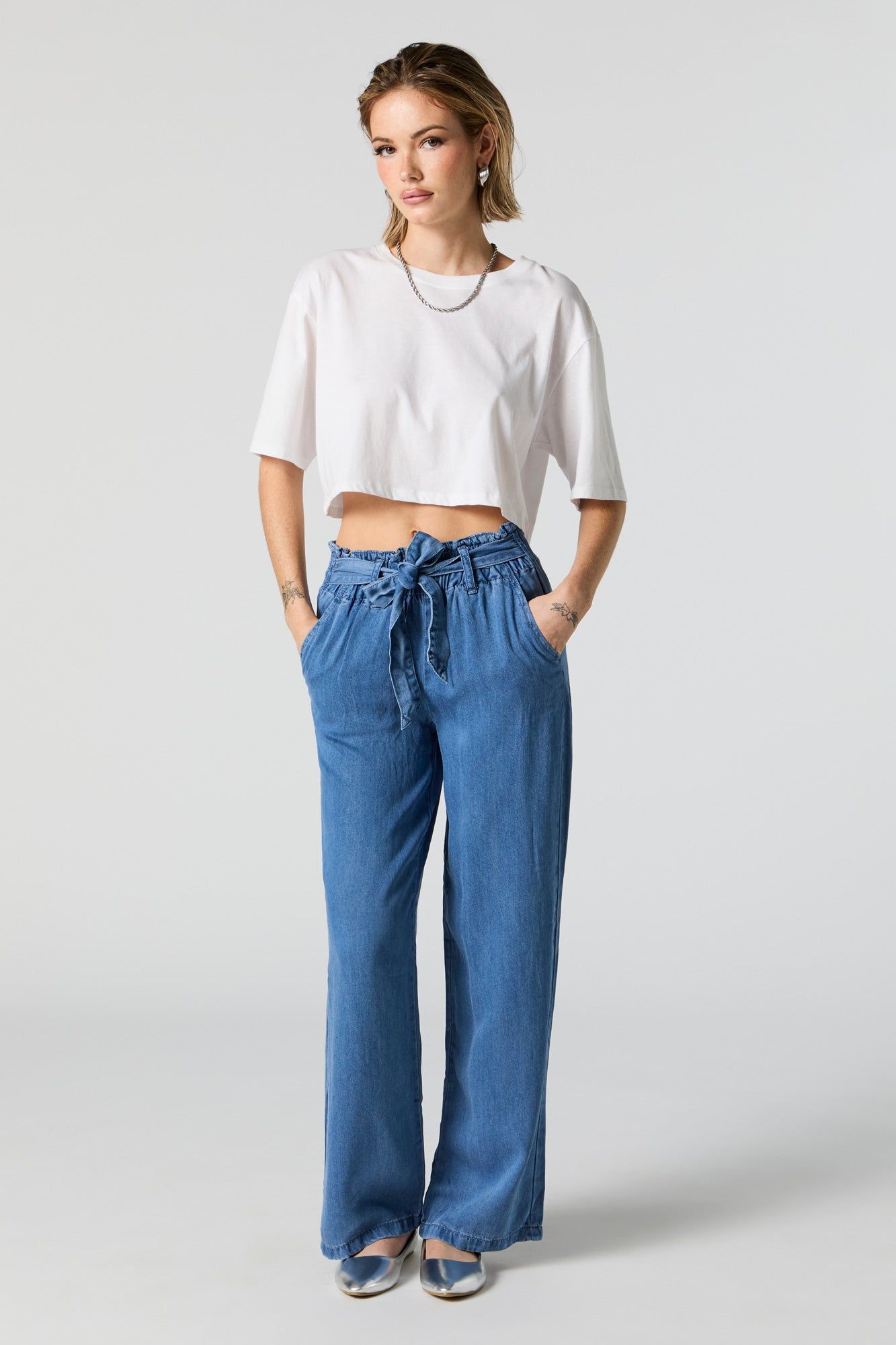 Jean à taille cintrée en denim délavé pâle sold by Urban Planet