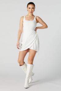 Minirobe asymétrique à encolure carrée avec attaches latérales sold by Urban Planet