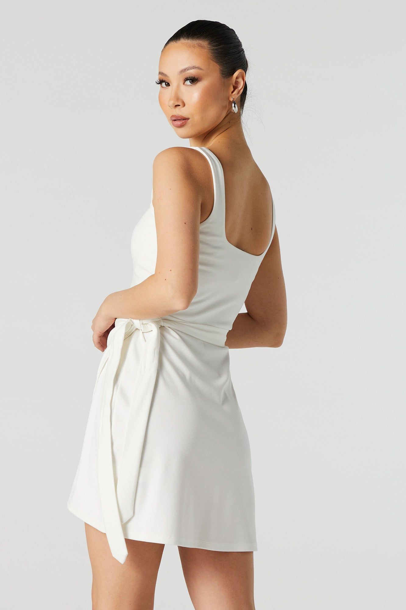 Minirobe asymétrique à encolure carrée avec attaches latérales sold by Urban Planet product image thumbnail 2