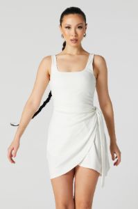 Minirobe asymétrique à encolure carrée avec attaches latérales sold by Urban Planet