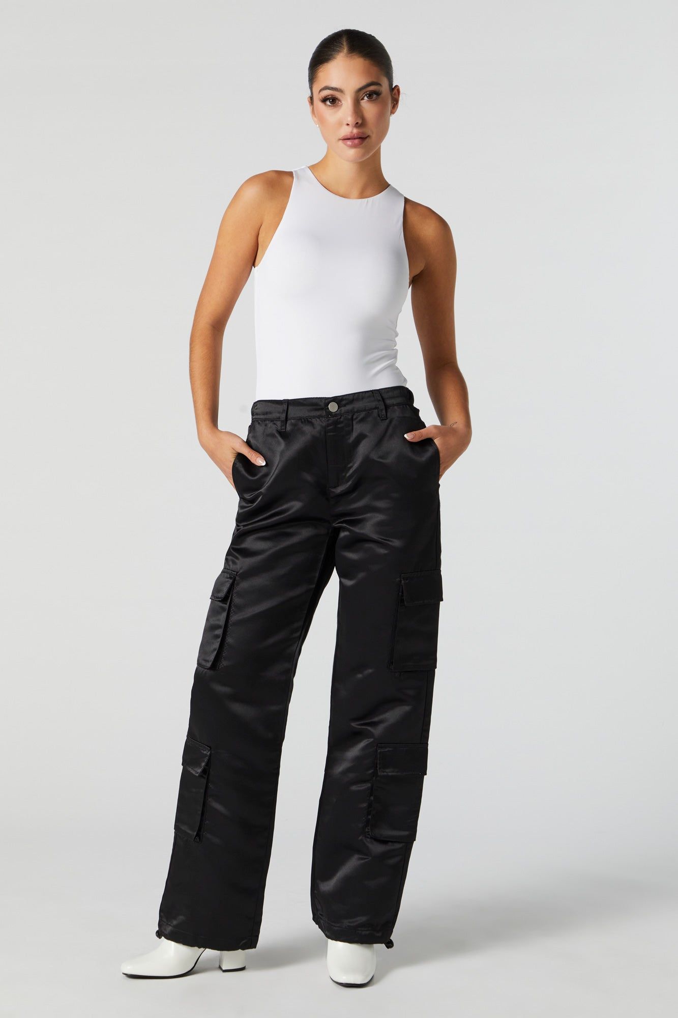 Pantalon en satin avec poches cargo sold by Urban Planet