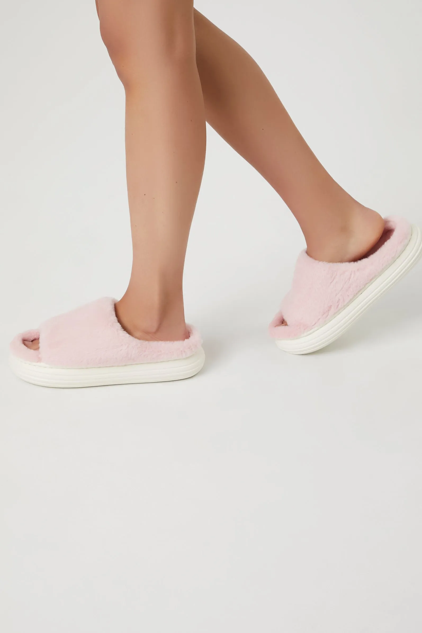 Pantoufles plateforme en peluche sold by Urban Planet product image thumbnail 2