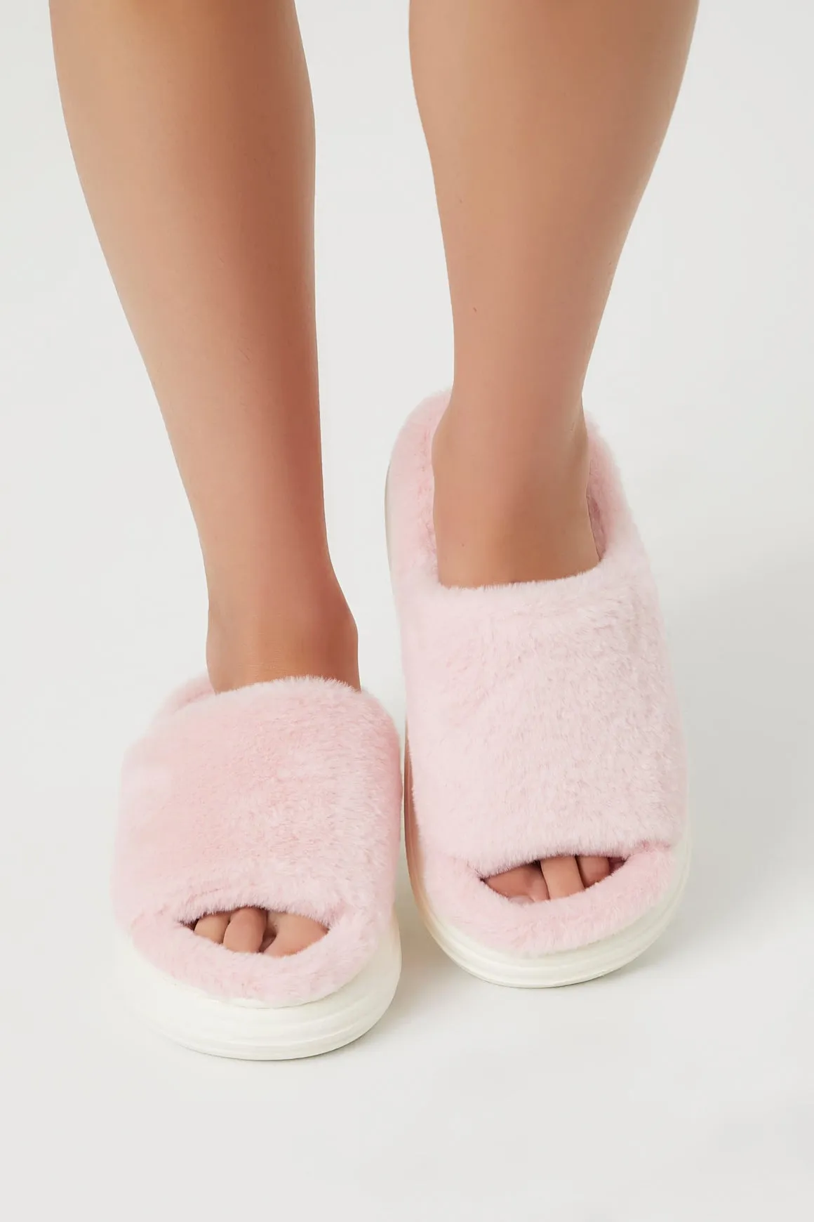Pantoufles plateforme en peluche sold by Urban Planet product image thumbnail 4