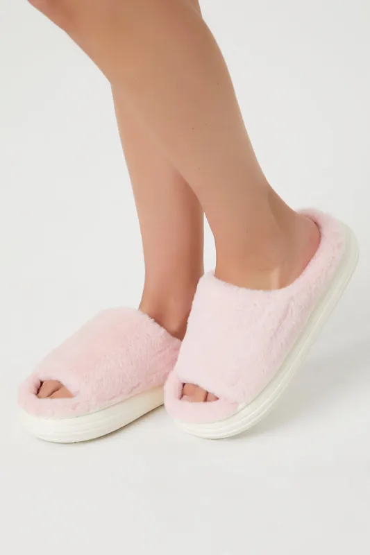 Pantoufles plateforme en peluche sold by Urban Planet