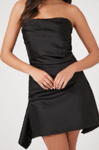 Minirobe en satin avec décolleté en coeur sold by Urban Planet