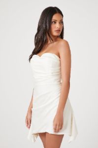 Minirobe en satin avec décolleté en coeur sold by Urban Planet