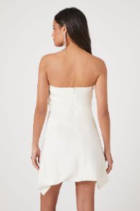Minirobe en satin avec décolleté en coeur sold by Urban Planet