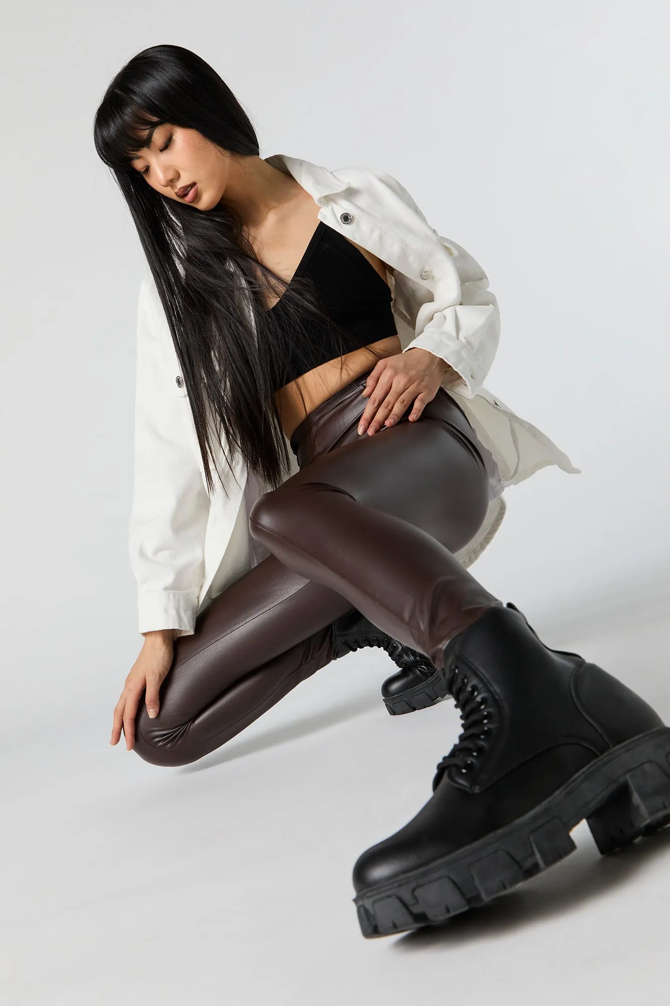 Legging à taille haute en similicuir sold by Urban Planet