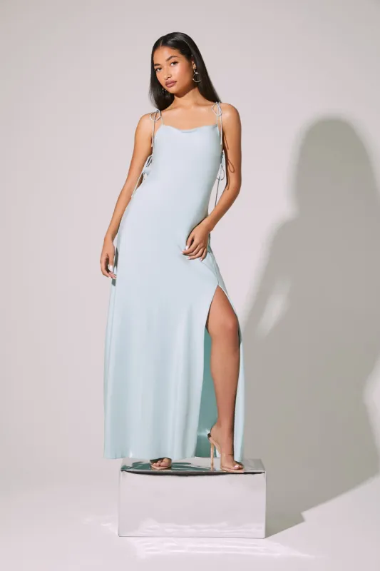 Robe maxi avec bretelles à attaches sold by Urban Planet