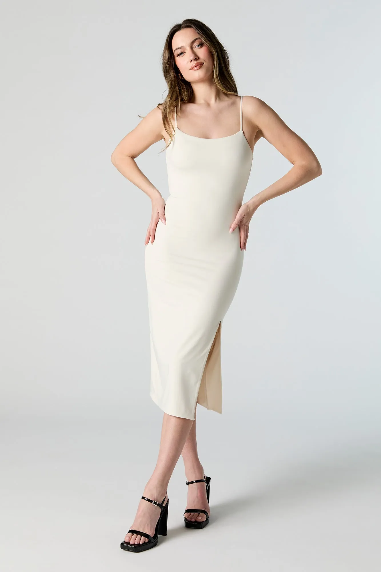 Robe midi profilée avec fente et encolure dégagée sold by Urban Planet